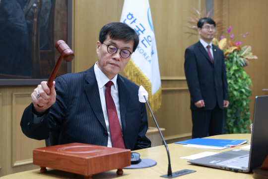 이창용 한국은행 총재가 28일 열린 금융통화위원회에서 의사봉을 두드리고 있다. [한국은행 제공]